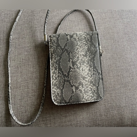 Grey faux snakeskin purse with gold detail - Picture 2 of 5